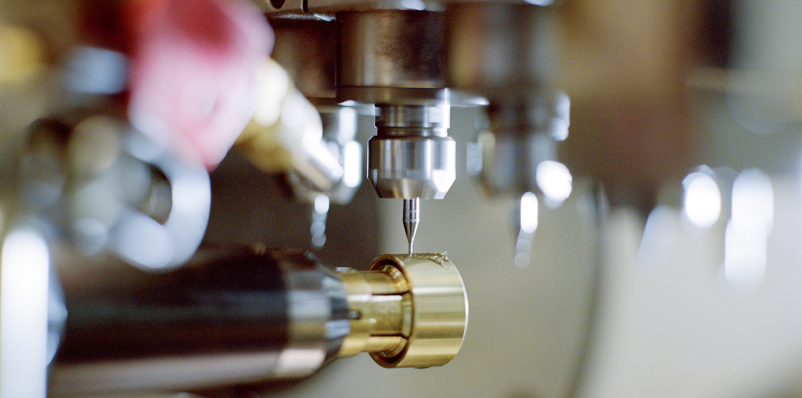 LUSTROUS DIAMOND ENGRAVING