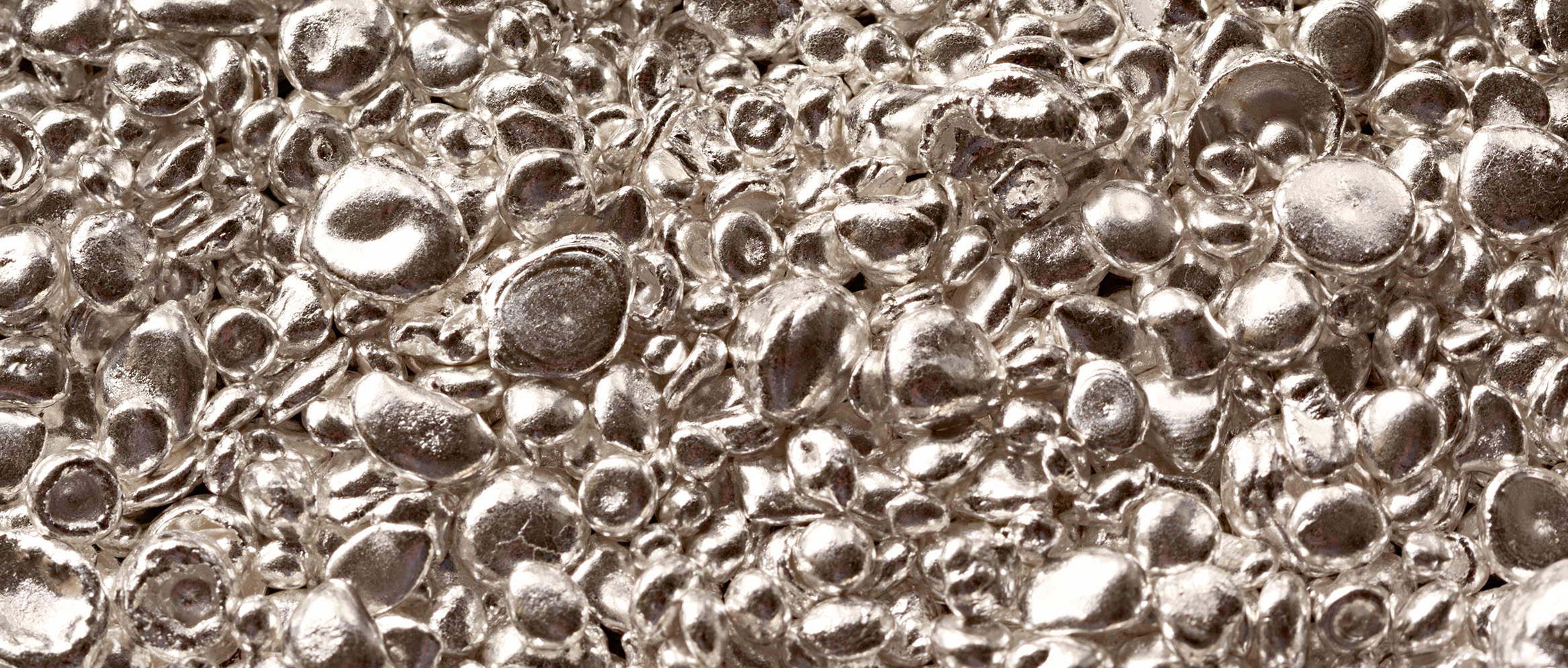 <h1 style="margin-right:4.0cm">带一缕金色的银
</h1>